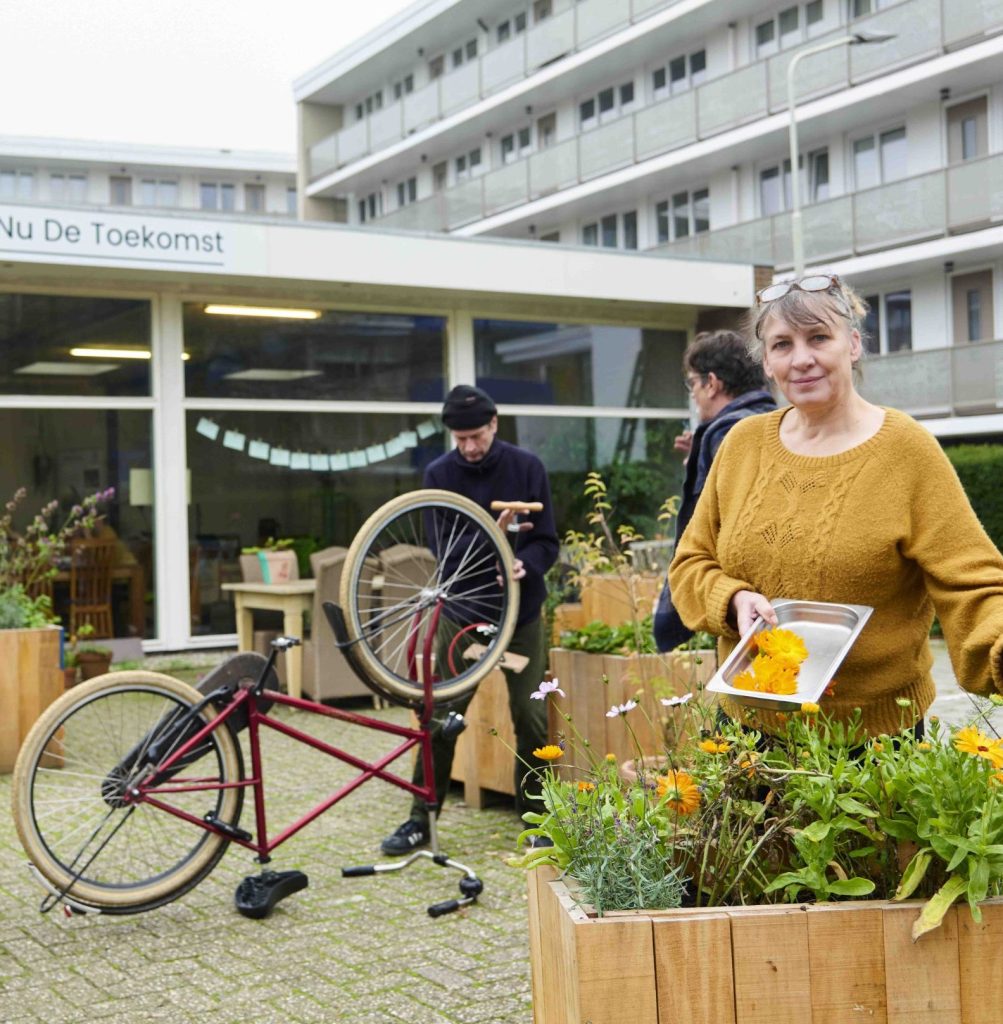 Buurtbewoners verbinden met het werk in de wijk en hun talenten laten ontplooien. Dat doet Stichting NuDeToekomst met hun klusbedrijf, groenbedrijf en voedsel- en gezondheidshub. (Foto: Iris Planting)