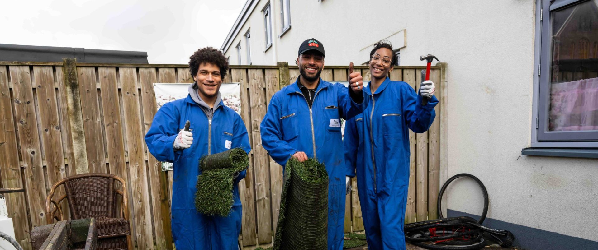 Stichting Het Komt Goed gaat samen met jongeren aan de slag om bewoners uit de buurt te helpen met dagelijkse klusjes in en rond het huis. (Foto: Jurgen Jacob Lodder)
