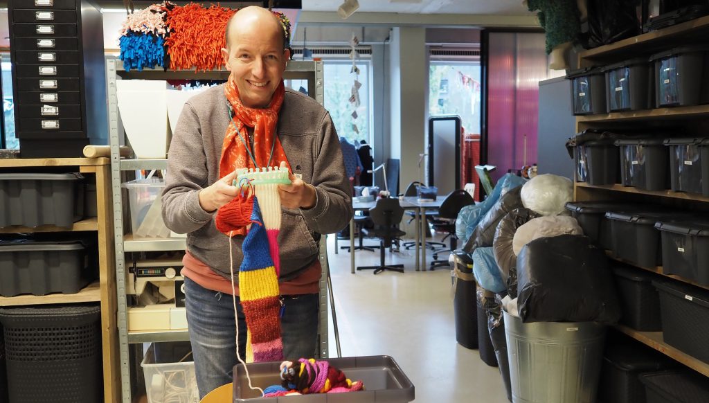 Op veel dagbestedingsateliers worden prachtige kunstproducten gemaakt. Bij het grote publiek blijven deze unieke creaties meestal onbekend. Zonde, vindt Special Arts en zette het overkoepelende verkoopplatform BlijGoed op. Foto: Paola de Bruijn