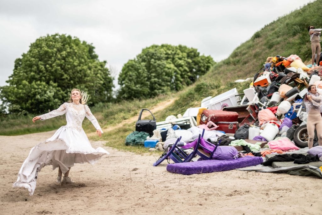 Samen met Rotterdamse jongeren onderzoekt choreografe Cecilia Moisio met het theaterproject (Waste Me) consumentisme, meeloopgedrag en hun ideeën over de toekomst. Het resultaat is de basis voor de gelijknamige theatervoorstelling. (Foto: Bart Grietens)