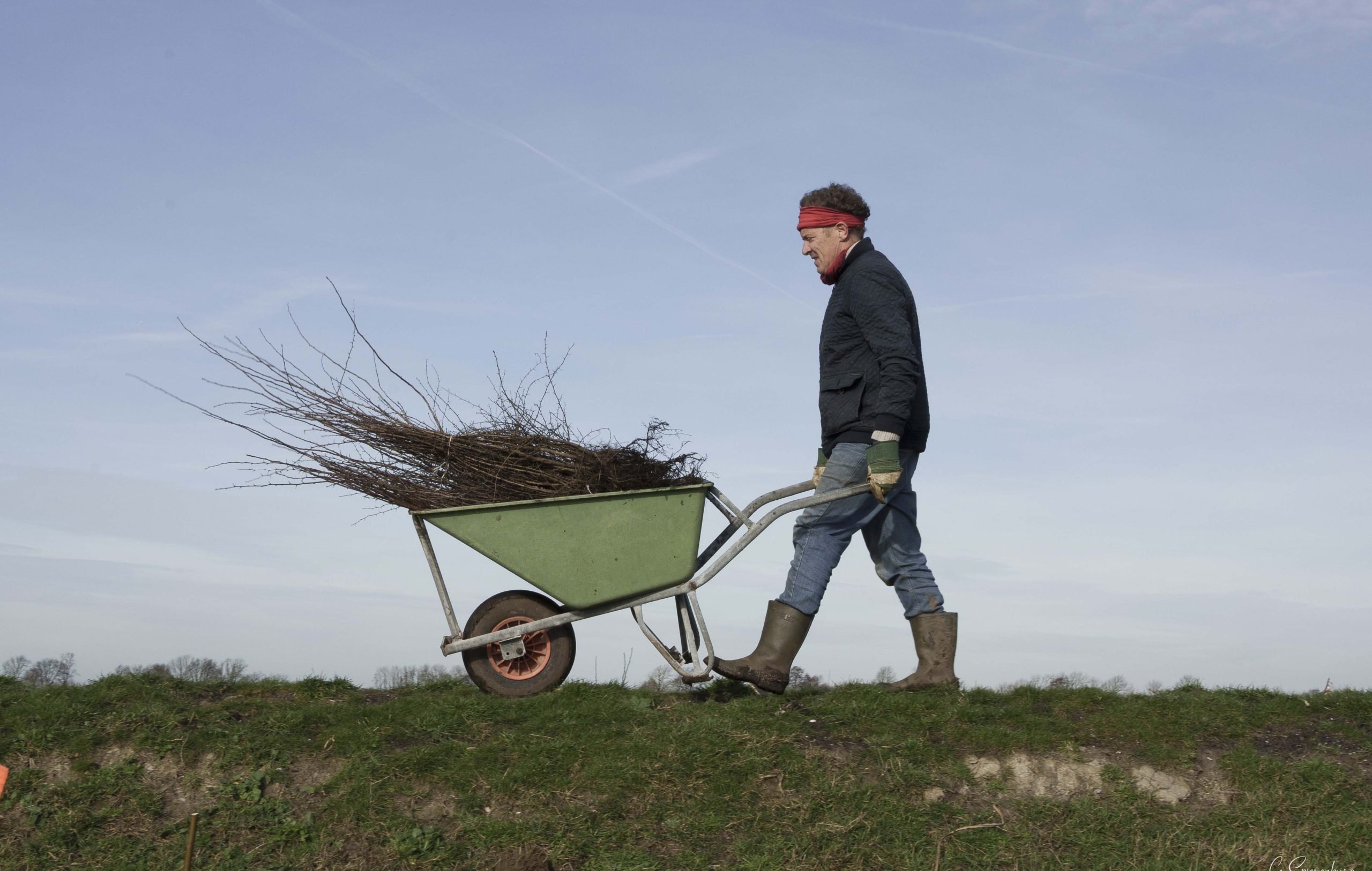 Land van Ons - Kruiwagen op de dijk