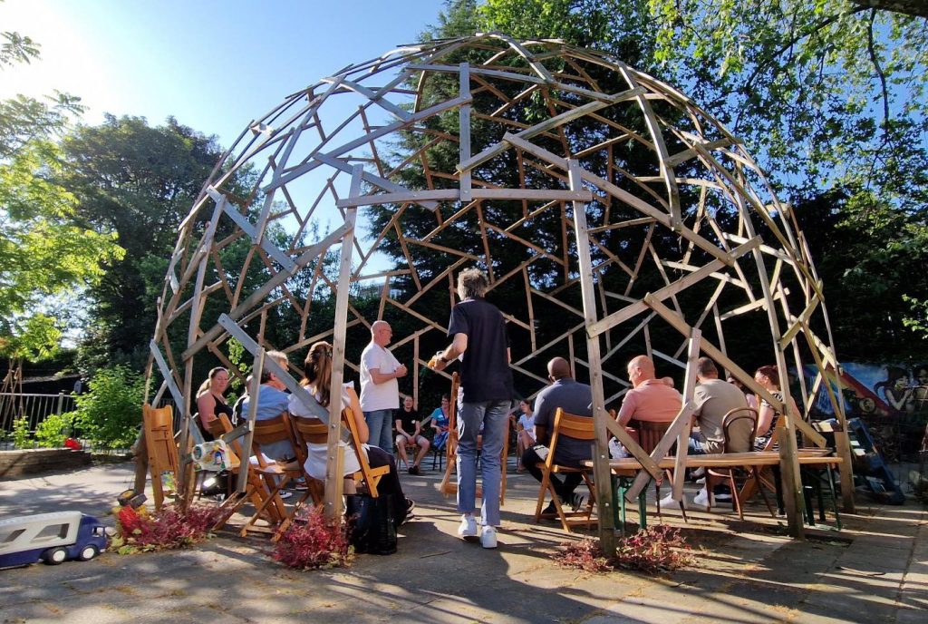 The Delfshaven Coöperatie’s welfare coalition connects numerous community projects in the Rotterdam neighbourhood of Delfshaven. Together, they’re working to increase local well-being through programmes run for and by residents.